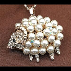 🐑 Betsey Johnson sparkling crystal & faux pearl sheep pendant necklace 🐑
